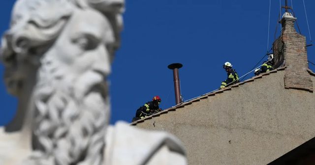 La Vatican a fost montat hornul din care va ieși fumul alb după alegerea noului papă
