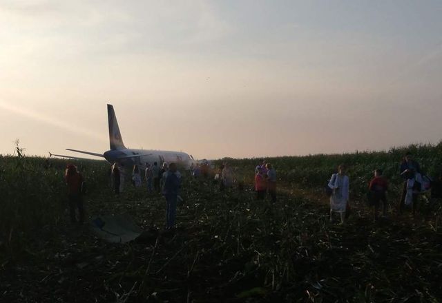 Avion cu pasageri a aterizat de urgență pe un câmp de lângă Moscova