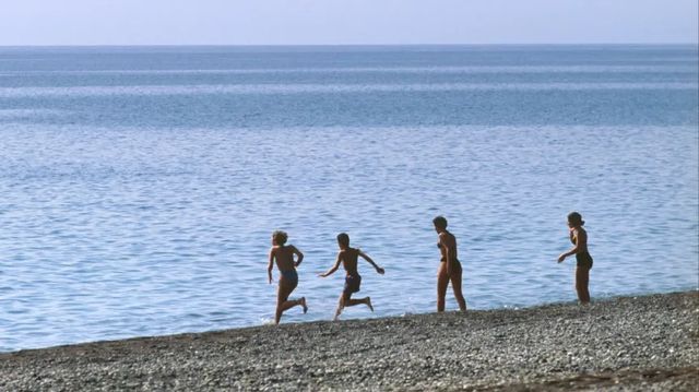 В России двух детей унесло в море