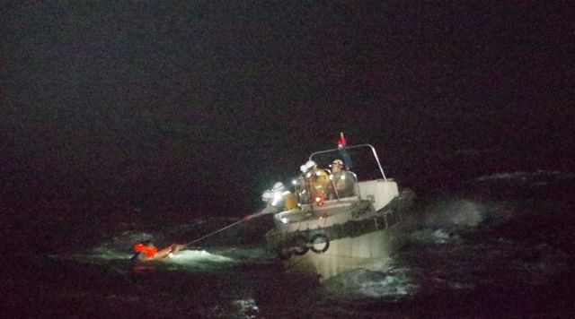 Nave scompare investita da un tifone al largo del Giappone: 42 dispersi