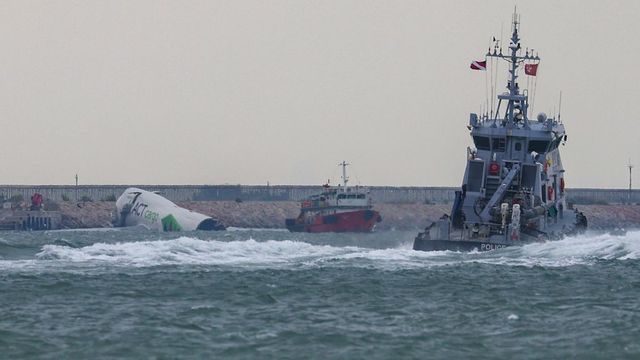 Tengerbe csúszott egy teherszállító repülőgép Hongkongban, ketten meghaltak