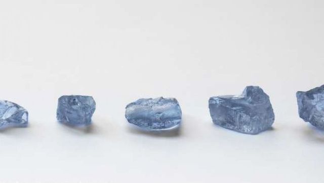 Cinci diamante albastre rare au fost descoperite în Africa de Sud