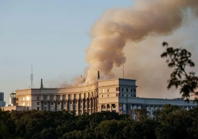 Rusia ataca la sede del Gobierno de Ucrania en un bombardeo que deja al menos dos muertos en Kiev