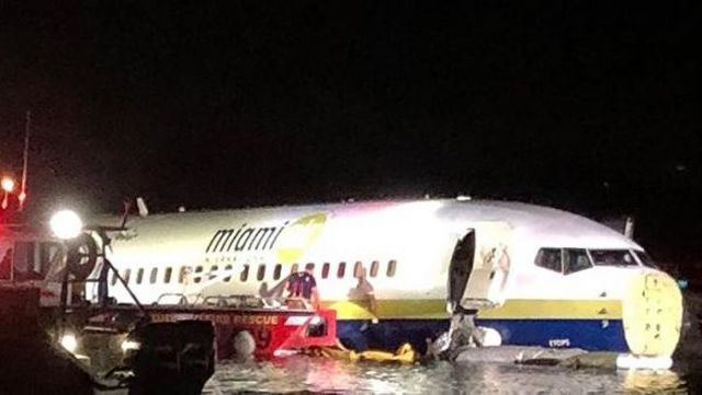 Boeing 737 с американскими военными на борту упал в реку