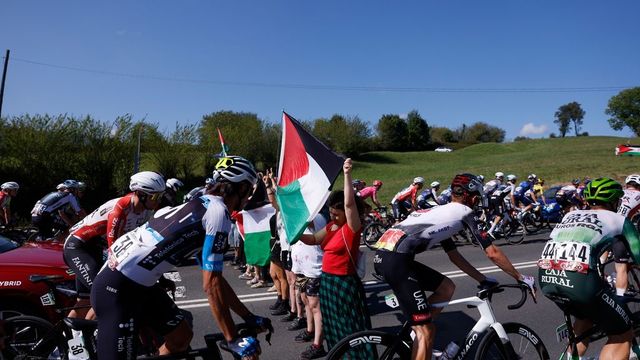 Una nueva protesta propalestina interrumpe a los escapados de La Vuelta al comienzo del Angliru
