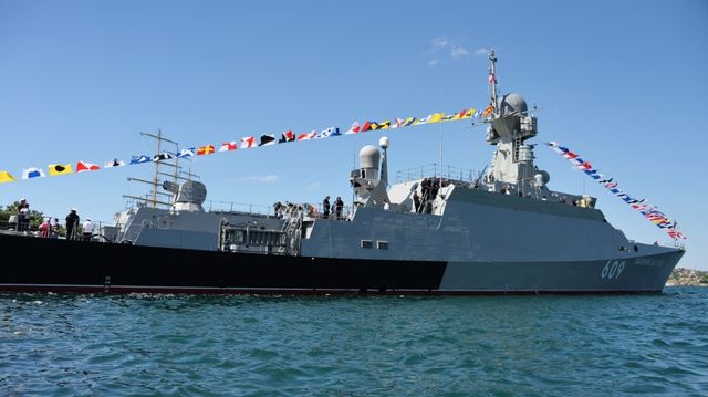 Передвижение эсминца США в Черном море контролирует малый ракетный корабль «Вышний Волочек»