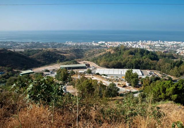 Hallan grave a un hombre de 55 años con signos de violencia entre los escombros en Marbella