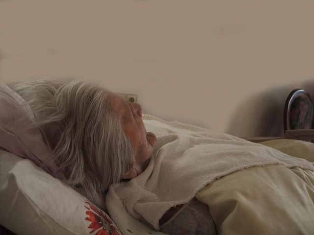 Dosar penal la 83 de ani. Bătrâna nu se poate deplasa și a refuzat internarea, deși are COVID-19