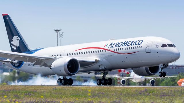 Un bărbat a ieșit pe aripa avionului în semn de protest, supărat că zborul întârzie 5 ore, în Aeroportul Mexico City