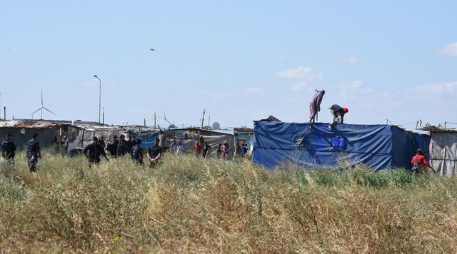 Un migrante muore carbonizzato in un ghetto abusivo nel Foggiano