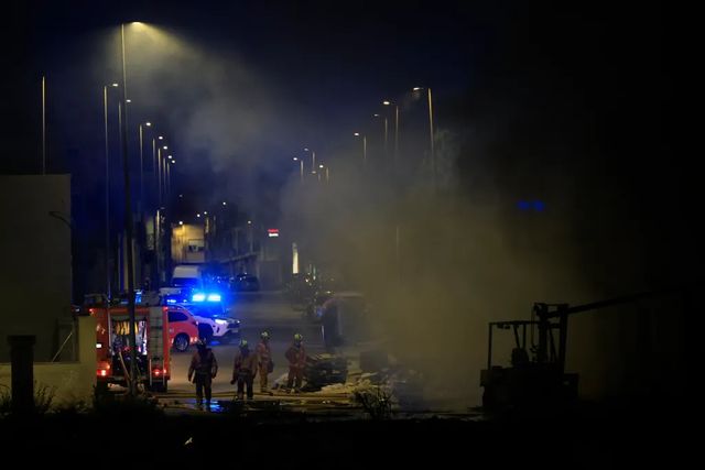 Investigan si el fuego que ha quemado una nave dañada por la dana es intencionado