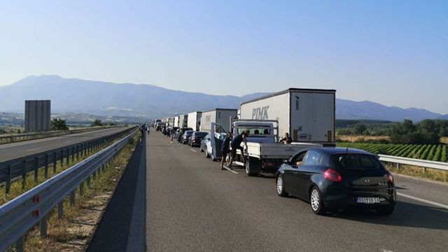 Cozi de kilometri la singurul punct deschis de trecere a frontierei din Bulgaria și Grecia