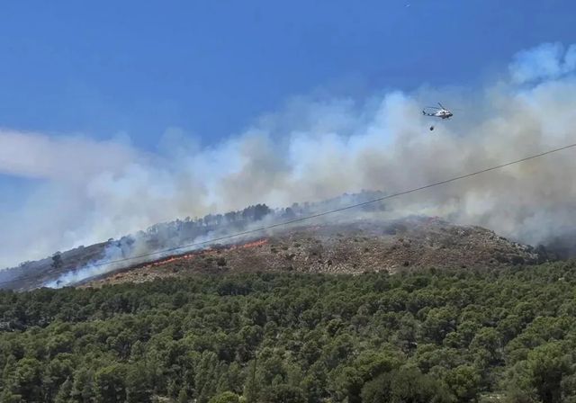 Los bomberos trabajan a contrarreloj para evitar que un cambio de viento lleve el incendio de Ibi hasta Alcoi