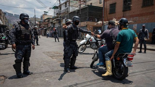 Tüntetők százai fosztogattak üzleteket Venezuelában a koronavírus miatt