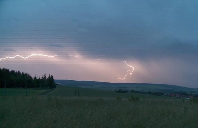 Silné bouřky dorazí odpoledne a večer na Moravu