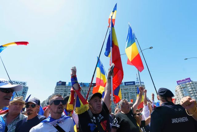 200 de manifestanți protestează în Piața Victoriei din București