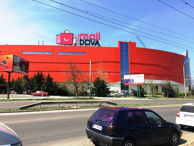 Alertă la un mall din Chișinău: Poliția și pompierii, la fața locului