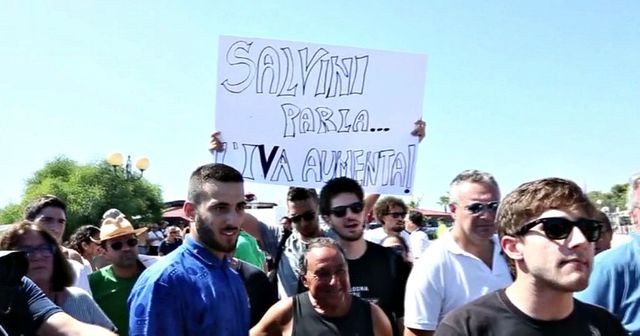 ‘Salvini Beach Party ingresso 5 rubli’, la protesta a Policoro
