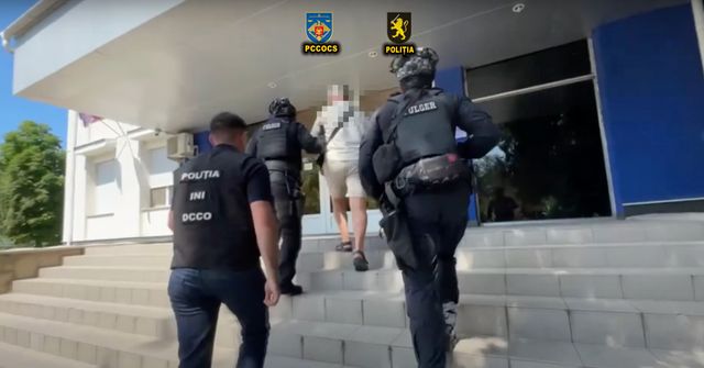 Procurorii și polițiștii destructurează o rețea de contrabandă cu țigări și spălare de bani, activă în Europa și coordonată de moldoveni