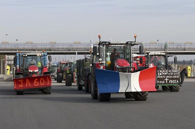 Protesta agricoltori, Macron incontra i sindacati a Parigi