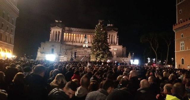 Piazza Venezia gremita per l’accensione di Spelacchio