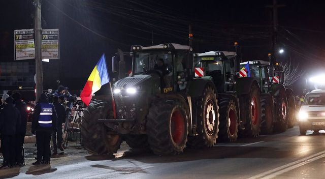 Elzárták a tiltakozó román gazdák a magyar–román határ egyik határátkelőjét