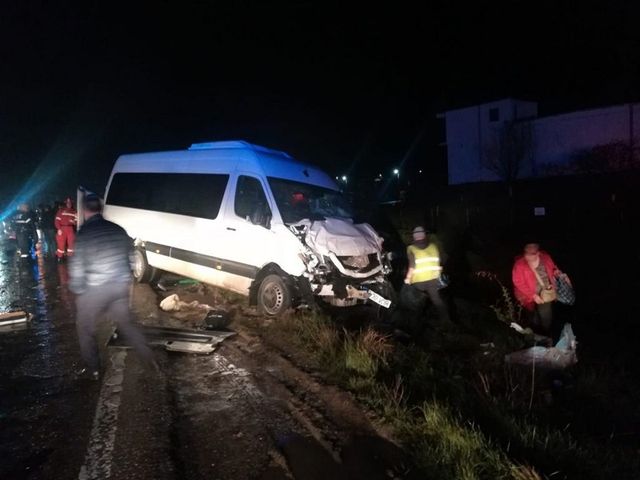 Accident cu implicarea unui microbuz din Republica Moldova. Opt persoane au fost rănite