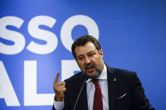 Migranti: Salvini, Germania paga Ong tedesche per portarli in italia