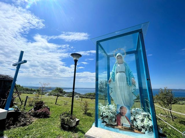 Madonna di Trevignano, Gisella Cardia arriva all’apparizione con i bodyguard tra le proteste
