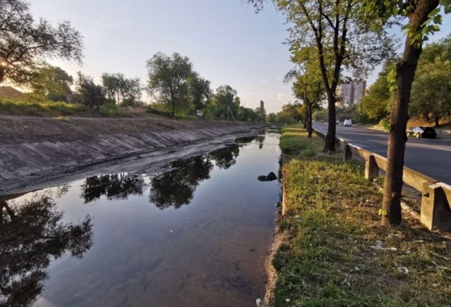 Autoritățile anunță că au fost finalizate lucrările de curățare a circa 2 km din albia râului Bâc