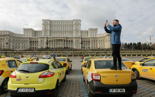 Peste 500 de taximetriști protestează miercuri în Piața Constituției și Piata Victoriei din Capitală