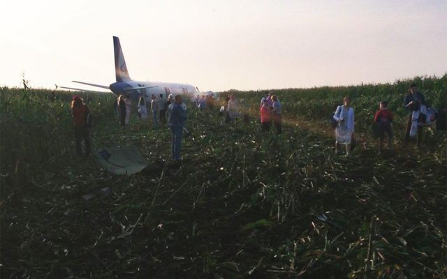 Cel puțin 23 de răniți, între care nouă copii, după ce un avion cu pasageri a aterizat într-un lan de porumb