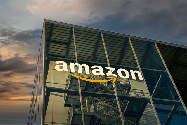 Amazon concediază câteva sute de angajați din România