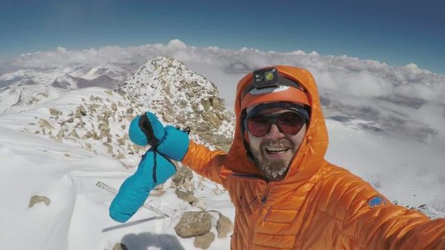 Un tânăr alpinist din Petroșani a reușit să cucerească cel mai înalt vulcan din lume, situat în Munții Anzi
