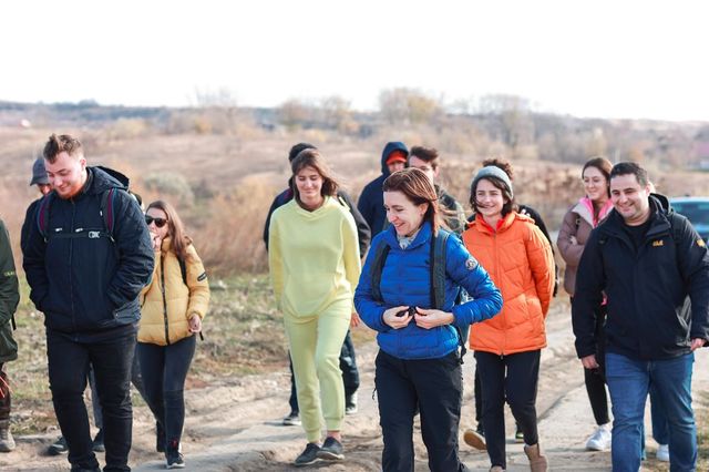Subiectul despăduririi, discutat de Președintele Maia Sandu cu tinerii într-o drumeție prin Republica Moldova