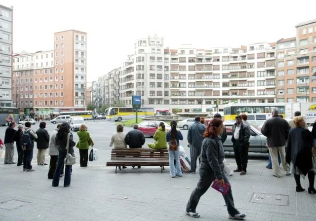 «Me puse muy nerviosa al ver a un desconocido abrazar y coger a mi hija de dos años»