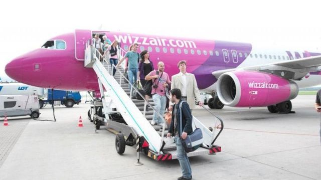 Bătaie în toată regula la bordul unui avion Wizz Air: Căpitanul a anulat aterizarea, iar pasagerii beți au fost reținuți
