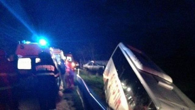 Autocar cu 46 de persoane s-a răsturnat în județul Galați