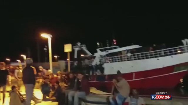 Migranti, maxi sbarco a Roccella Ionica