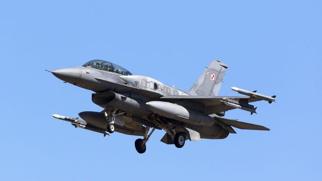 Lezuhant egy F-16-os vadászgép Lengyelországban