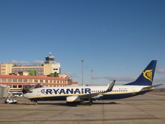 Atterra a Bari ma voleva andare a Cagliari: la furia del passeggero contro Ryanair