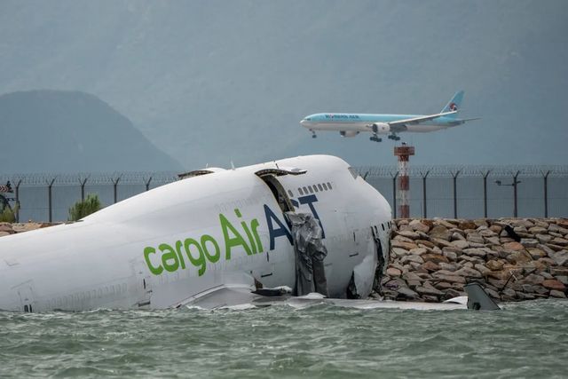 Un avion cargo a lovit un vehicul la aterizare pe aeroport în Hong Kong, a ieșit de pe pistă și a căzut în mare. Doi oameni au murit