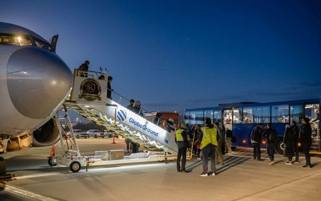 Un grup de 16 cetățeni români și membri de familie evacuați din Fâșia Gaza a ajuns în România
