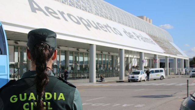 Evacuan un avión de Ryanair en Palma tras un pequeño incendio que provocó 18 heridos