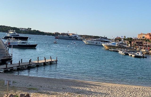 Incidente a Porto Cervo, yacht si schianta contro gli scogli: almeno 1 morto e 6 feriti