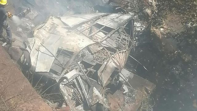 45 de oameni au murit în Africa de Sud, după ce autobuzul în care se aflau a căzut de pe un pod de la 50 de metri înălțime