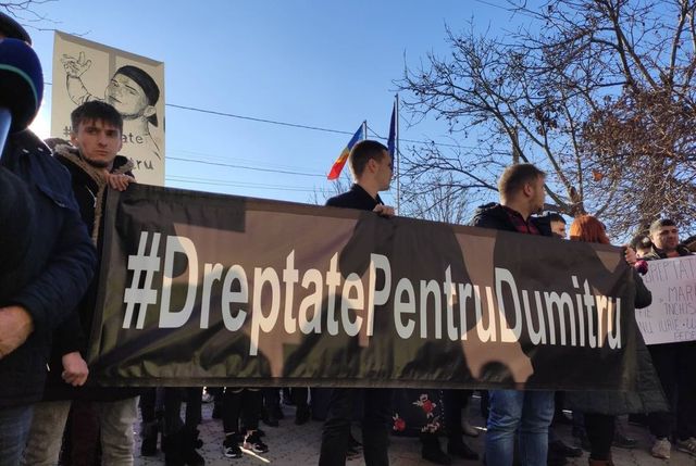Proteste la Costești. Oamenii cer dreptate în cazul omorului tânărului de 21 de ani în noaptea de Revelion