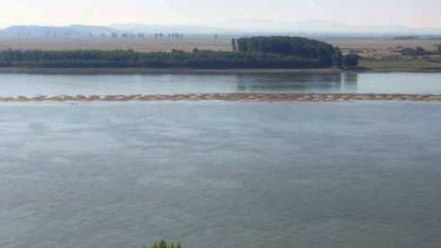 Alerta de poluare pe Dunare - O nava cu azot s-a scufundat