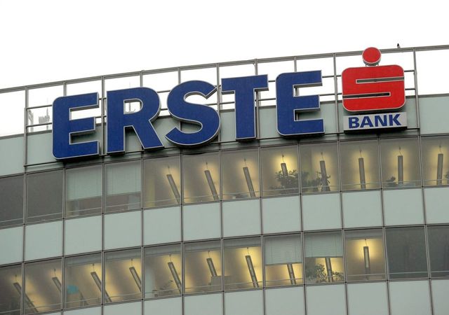 Kiveszik a Budapest Pride-ot mutató részeket az Erste reklámjából, mert a magyar bank ezt kérte