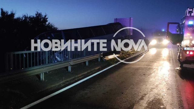 Автобус с работници надвисна над дере след удар с тир край Симеоновград